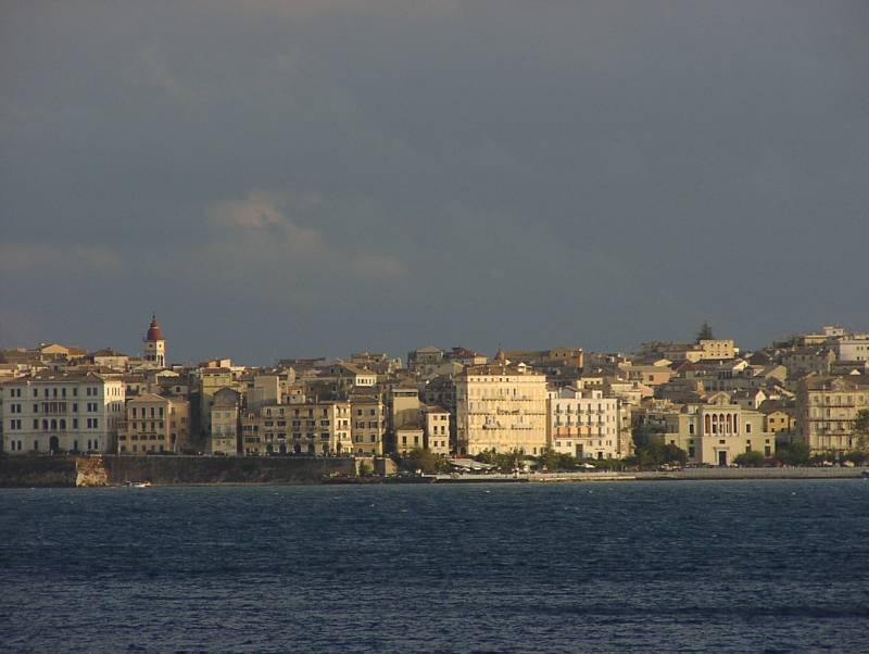 Blick auf die Altstadt Korfus im Abendlicht von Nordwesten